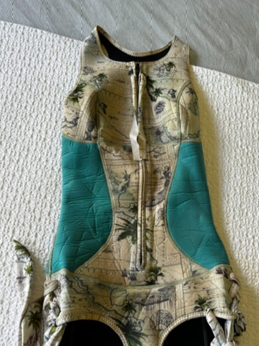 Sirensong Wetsuit, Size M. Blue and white